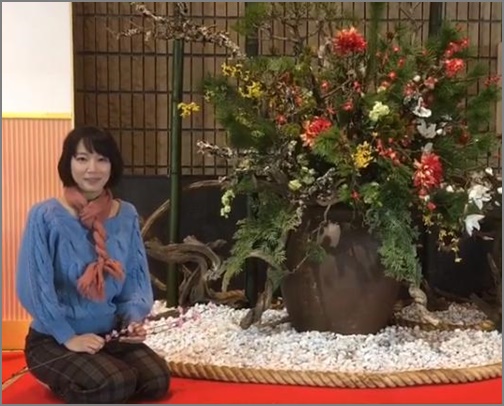 吉岡里帆、衣装、ブルーニット